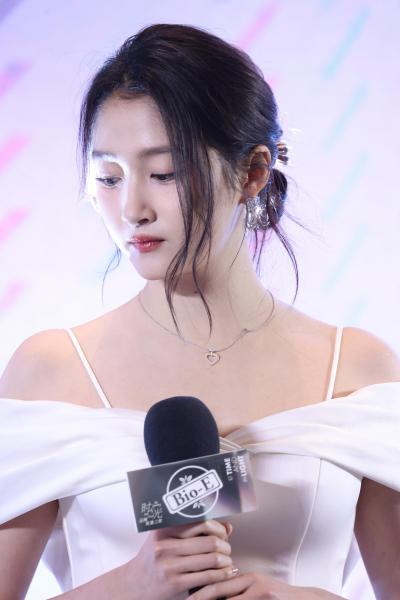 关晓彤右侧脸漏香肩现场生图照